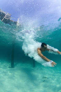 The splash. Nikon D100, 16mmm, no strobo .Lankayan 2005 